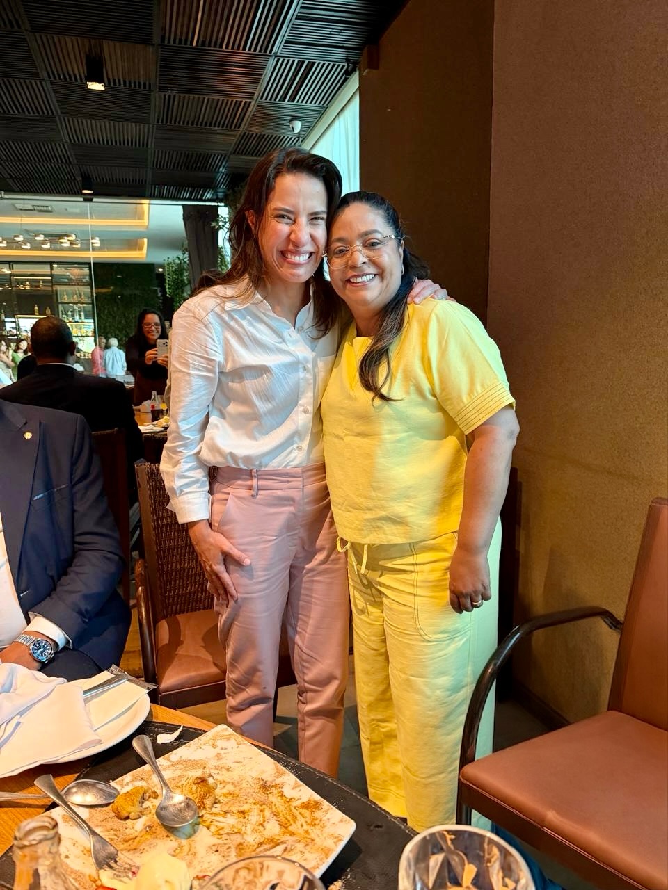 Prefeita de Trindade participa de almoço estratégico ao lado da governadora Raquel Lyra