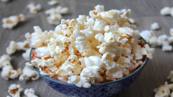 Pipoca, o lanche da longevidade: entenda por que o alimento é apontado como aliado da expectativa de vida
