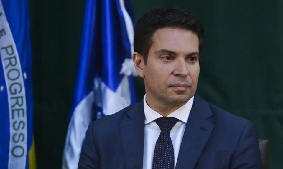 Após fuga, Ramagem recebe a família em aeroporto nos EUA