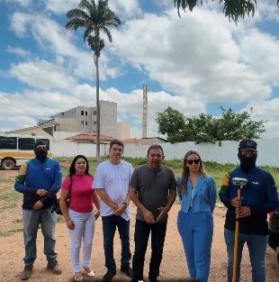 Araripina: Prefeito vistoria terreno onde será construido espaço para crianças atípicas e neurodivergentes