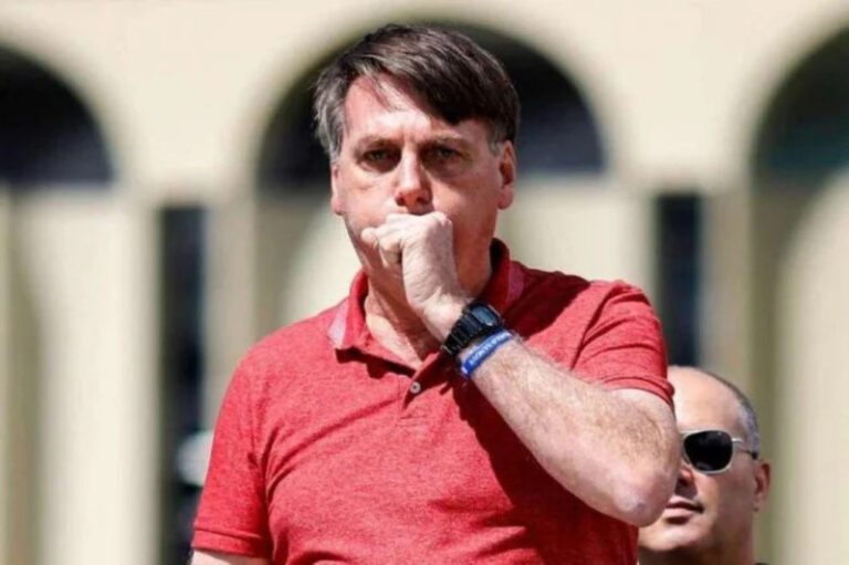 Bolsonaro sai de UTI de cuidados intensivos para de cuidados intermediários