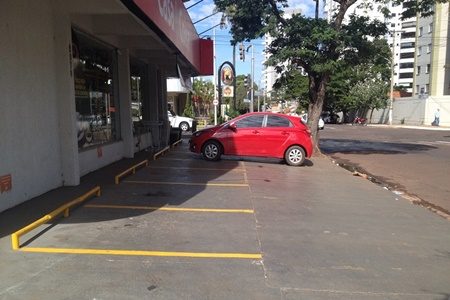 Calçadas rebaixadas em áreas comerciais: é permitido estacionar?