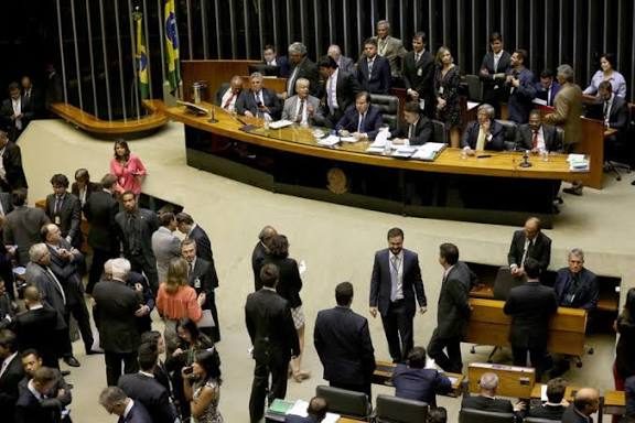 Câmara aprova isenção do Imposto de Renda para quem ganha até R$ 5 mil mensais