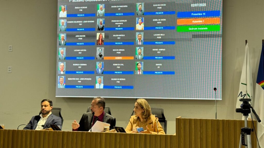 Câmara de Araripina retoma sessões com projetos, homenagens e discursos emocionados