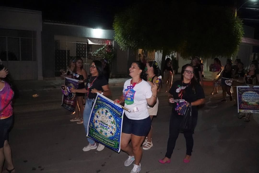 Carnaval de Trindade explode em alegria: blocos, ritmos e fantasias iluminam a Avenida Central com apoio total da prefeita Helbinha Rodrigues!
