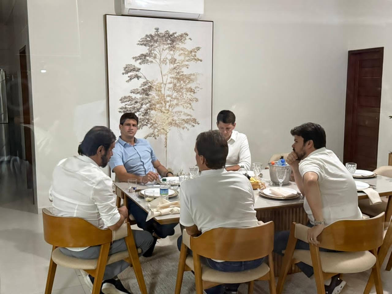 Encontro estratégico em Casa do Prefeito Evilásio Mateus dá o pontapé nas articulações para as eleições de Pernambuco 2026
