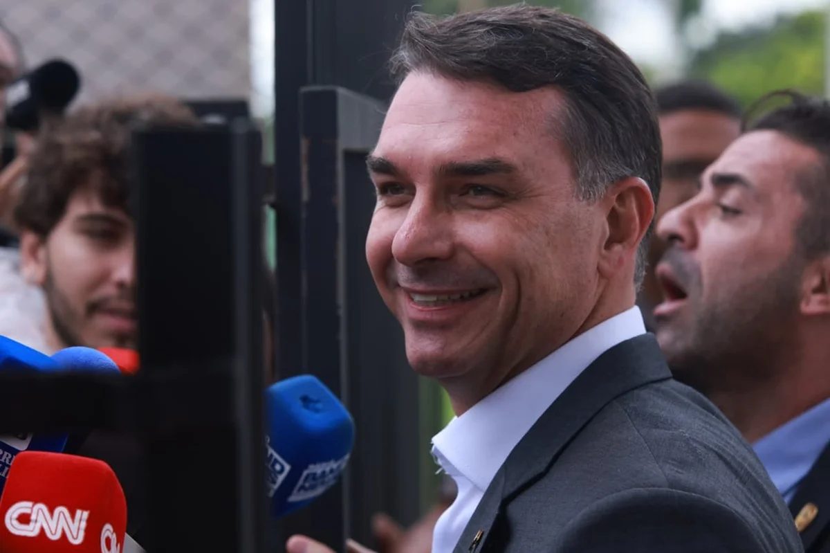 Fé, Família e o Desafio de Engajar o Nordeste: O Perfil de Flávio Bolsonaro sob a Ótica Regional