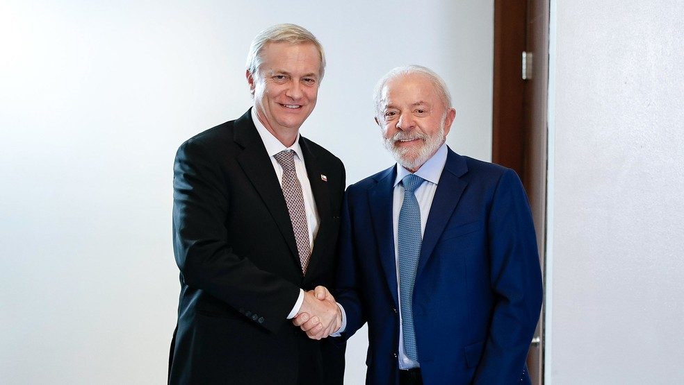 FLÁVIO BOLSONARO GANHA DESTAQUE INTERNACIONAL NA POSSE DE KAST NO CHILE E ESPECULAÇÕES SOBRE FUTURO POLÍTICO DE LULA GANHAM FORÇA