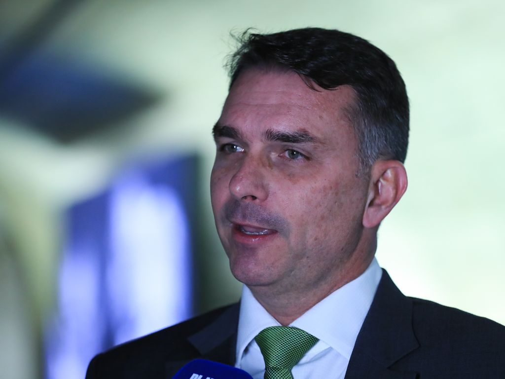 Justiça do DF ordena remoção de postagem que falsamente associa Flávio Bolsonaro ao Caso Master