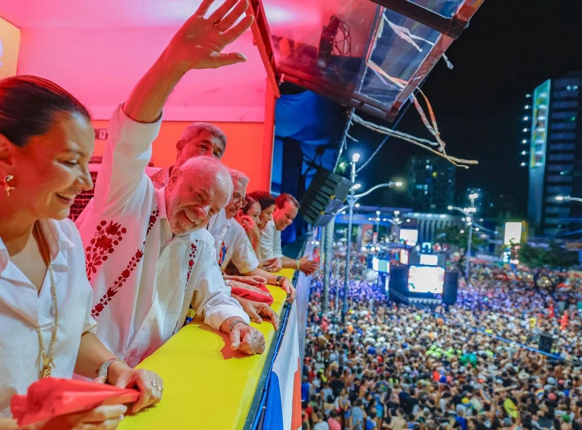 Lula ganha impulso com homenagem no Carnaval do Rio, mas enfrenta riscos legais no cenário político