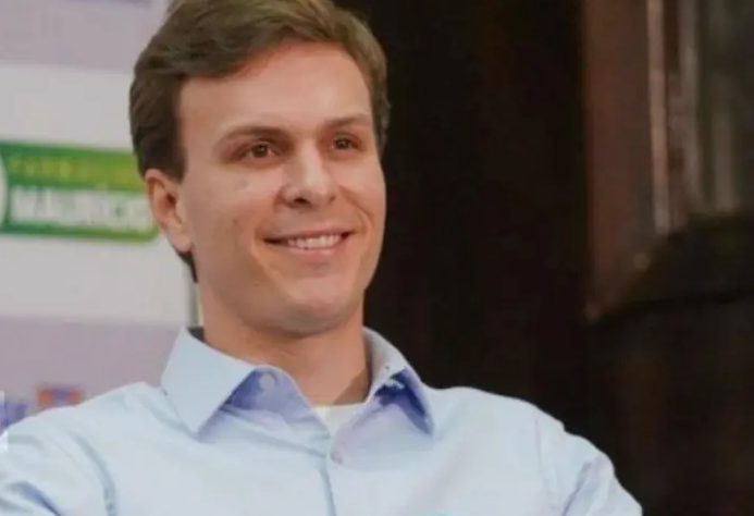 Miguel Coelho fala em “viés político” da operação da PF sobre ele e sua família e afirma estar tranquilo