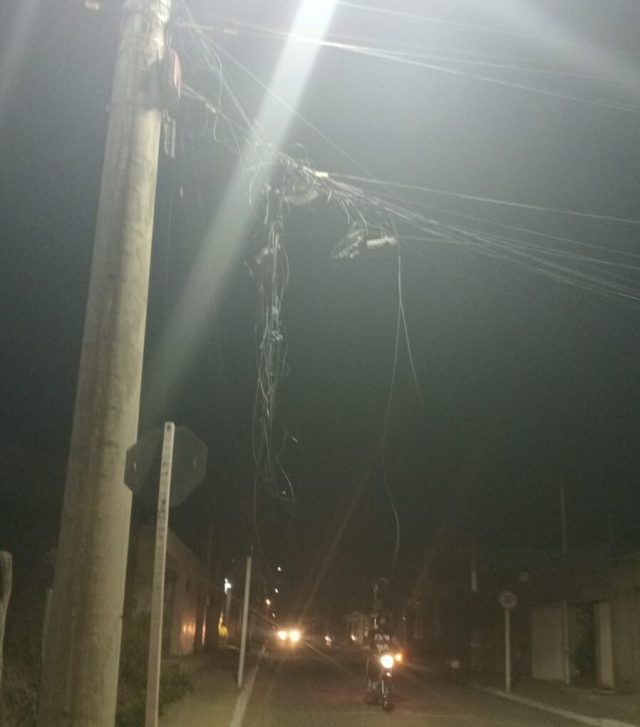 Mototaxista quase é enforcado por fios da internet no Sertão de Pernambuco