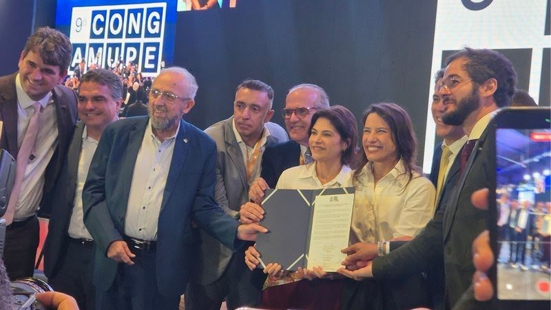 No Congresso da Amupe, Raquel Lyra assina repasse a prefeitos e duplicação da BR-232