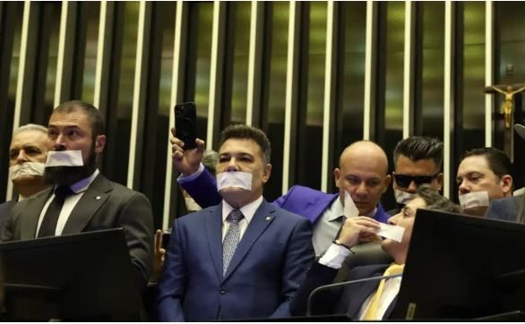Oposição pernoita nos plenários do Congresso para impedir trabalhos