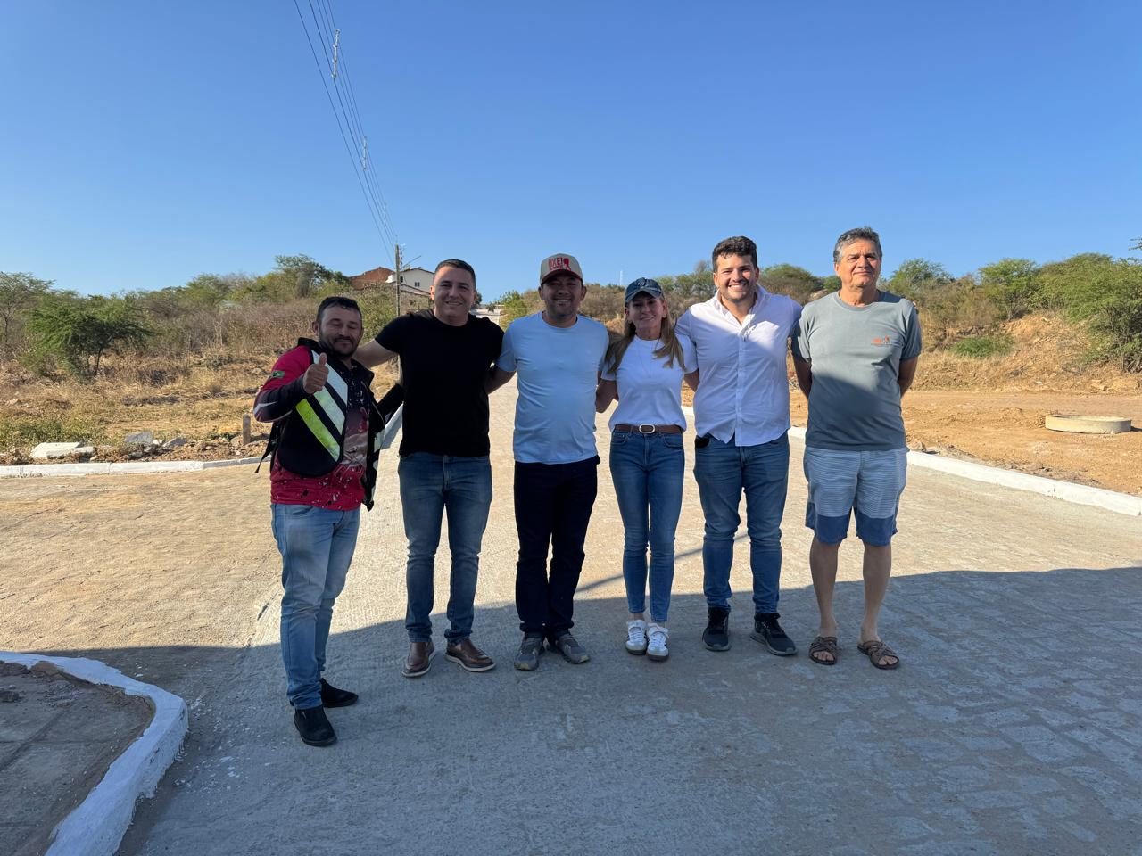 População agradece obra de calçamento da Rua Manoel Jacó de Souza após anos de espera em Araripina