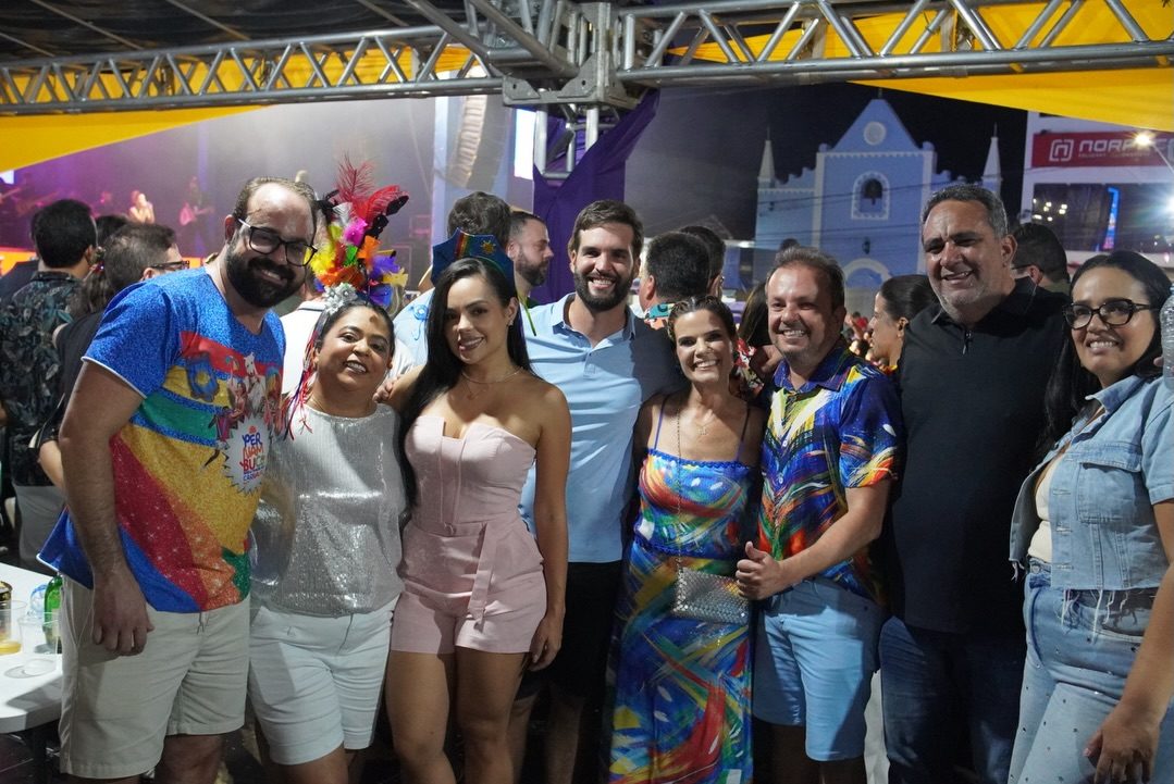 Prefeita Helbinha Rodrigues prestigia Carnaval de Salgueiro ao lado de lideranças do Sertão e da governadora Raquel Lyra