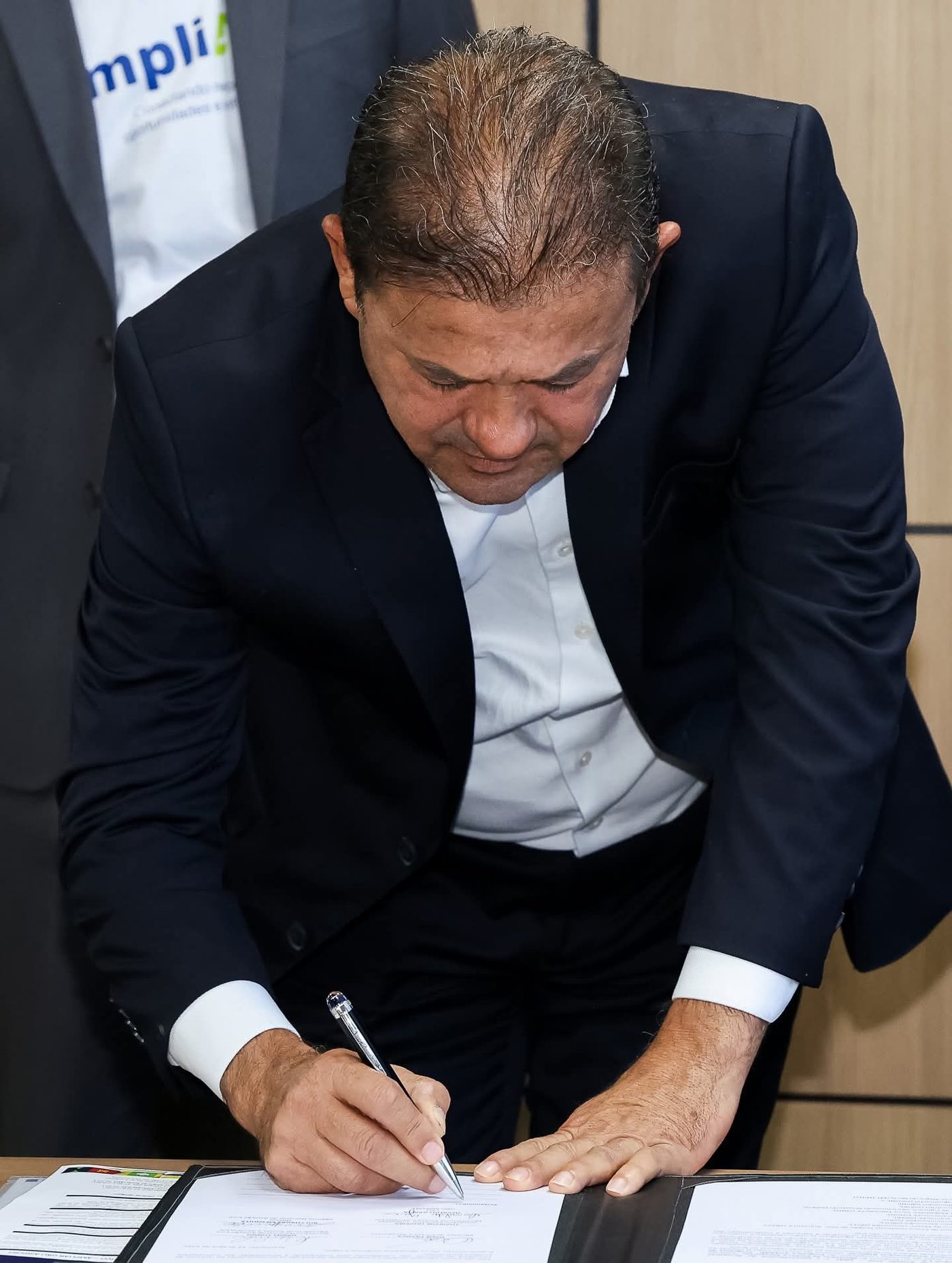 Prefeito de Araripina participa de assinatura que garante inclusão do aeroporto no sistema nacional de aviação; investimento de R$ 19 milhões