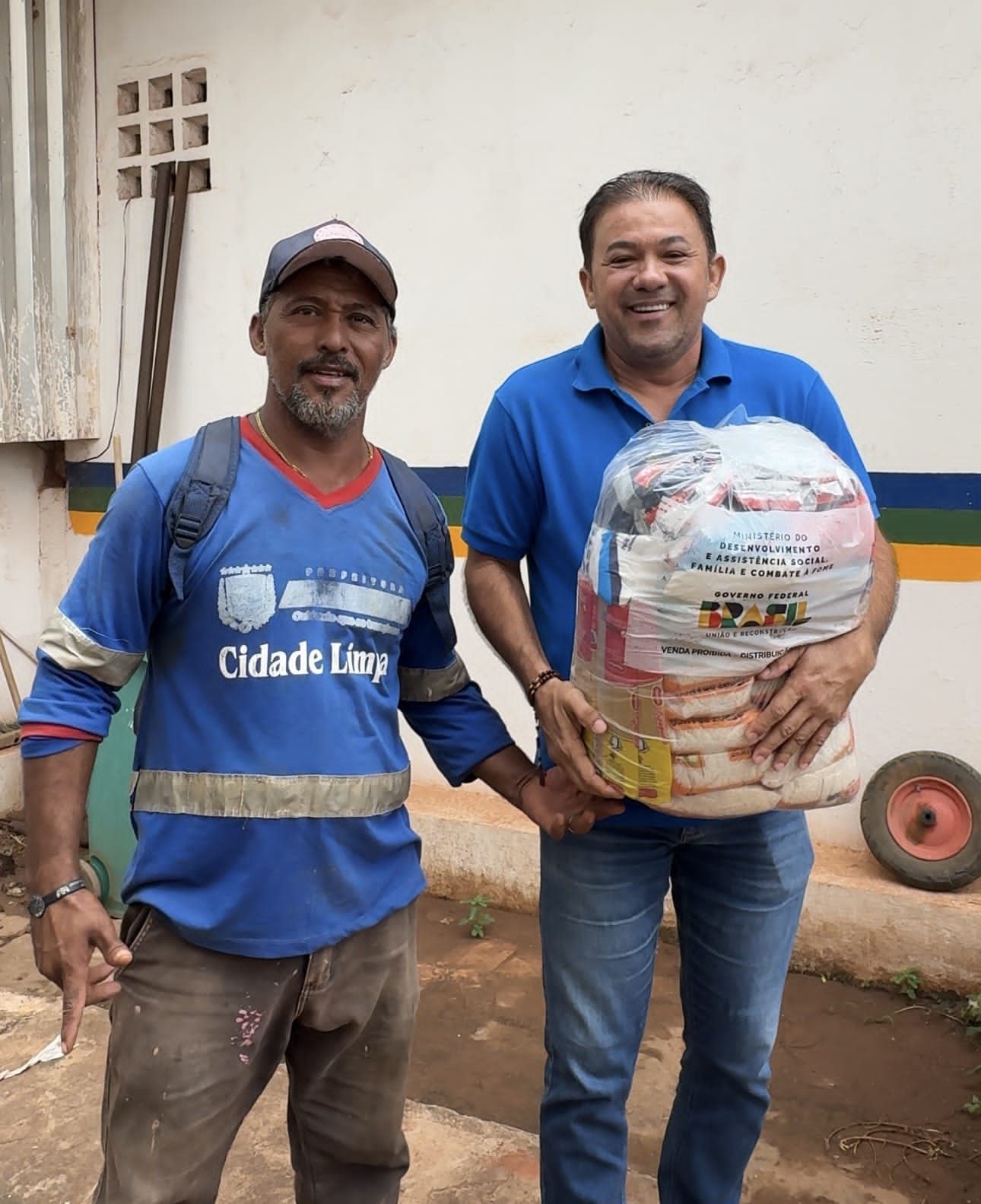 Prefeito Evilásio Mateus antecipa cesta e garante bônus aos garis de Araripina