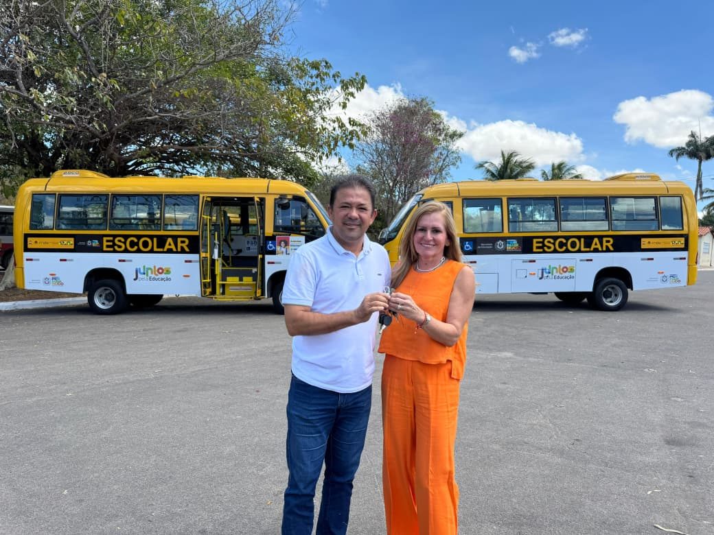 Prefeito Evilásio Mateus e deputada Roberta Arraes agradecem a governadora Raquel Lyra pela aquisição de dois ônibus novos para Araripina