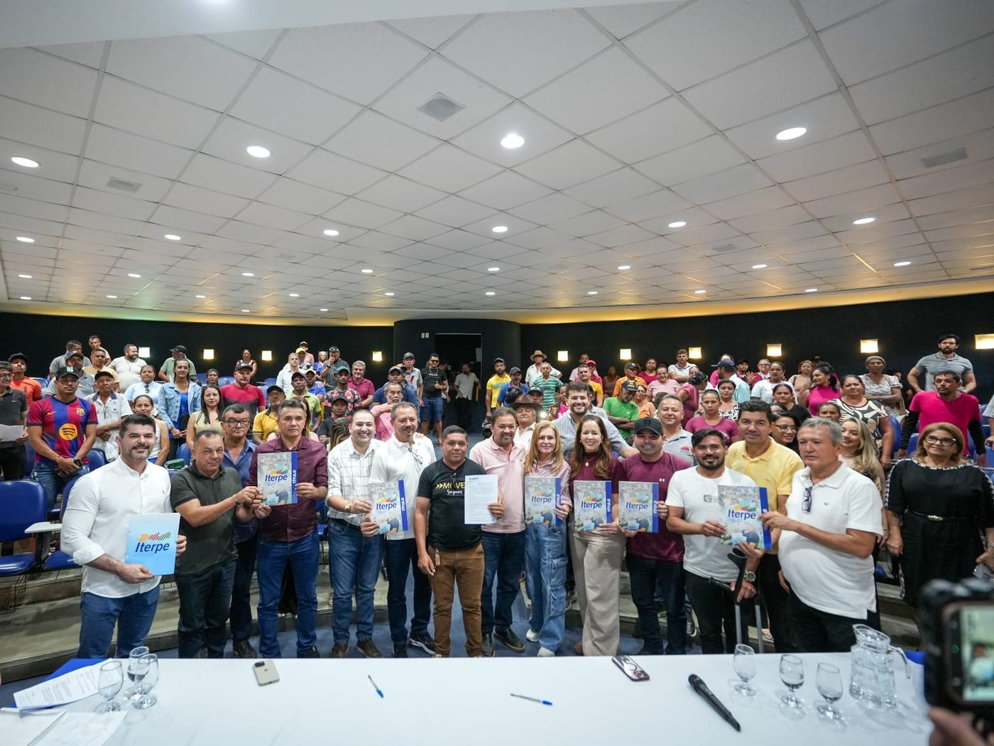 Prefeito Evilásio Mateus e deputada Roberta Arraes entregam 197 títulos de terras, cessão de prédios públicos e assinam cooperação com Governo do Estado