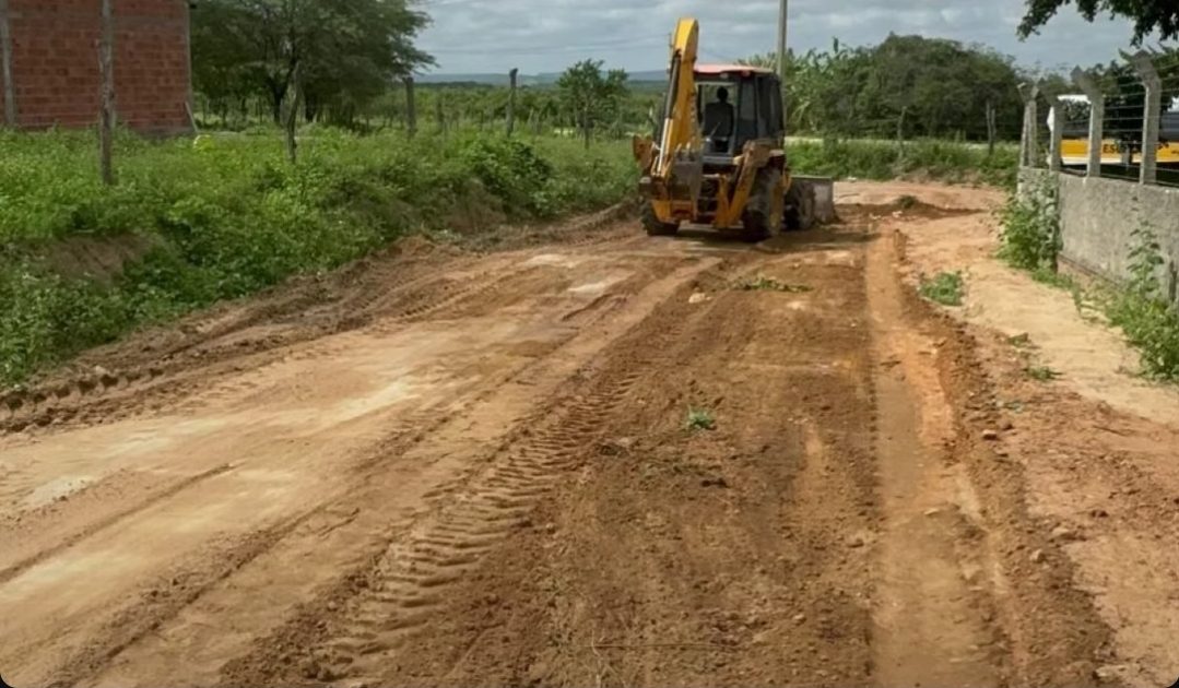 Prefeitura de Trindade mantém ritmo acelerado de obras apesar das chuvas: açudes cheios e estradas sendo recuperadas na zona rural