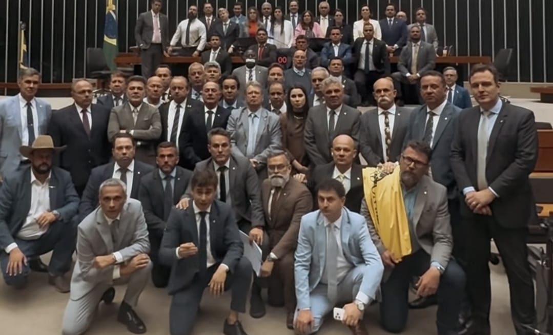 Presidente da Câmara cede e promete pautar anistia; oposição celebra vitória