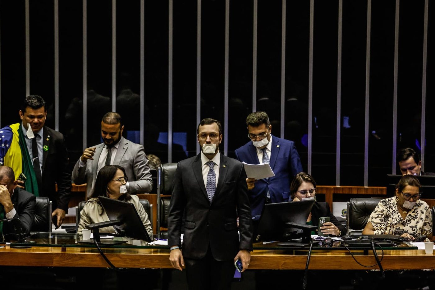 Presidente do senado Alcolumbre marca sessão remota e Motta ameaça suspender deputado que impedir o plenário