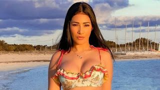 Simaria Mendes choca ao compartilhar foto de biquíni em praia deserta