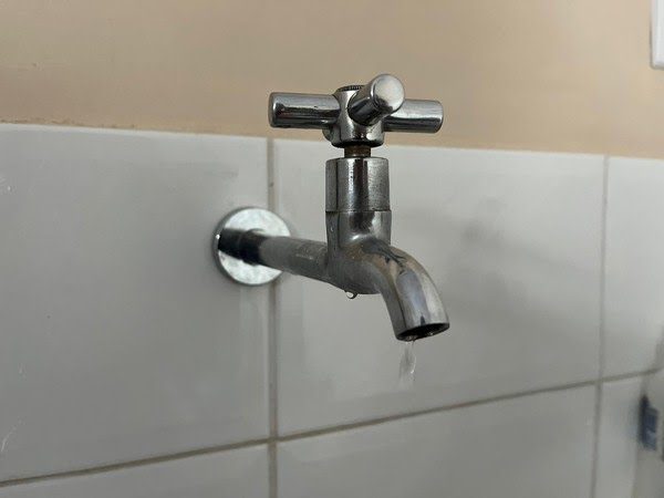 Vazamento em Adutora Interrompe Abastecimento de Água em Mais de 60 Localidades de Petrolina